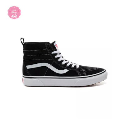 Vans Sk8-Hi cổ điển thường có những phối màu nổi bật như trắng-đen, đỏ-trắng, xanh navy, tạo sự ấn tượng mạnh mẽ khi sử dụng.